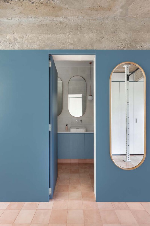 Fit Apartment / CoDA — Фотография интерьера, ванная комната, дверь