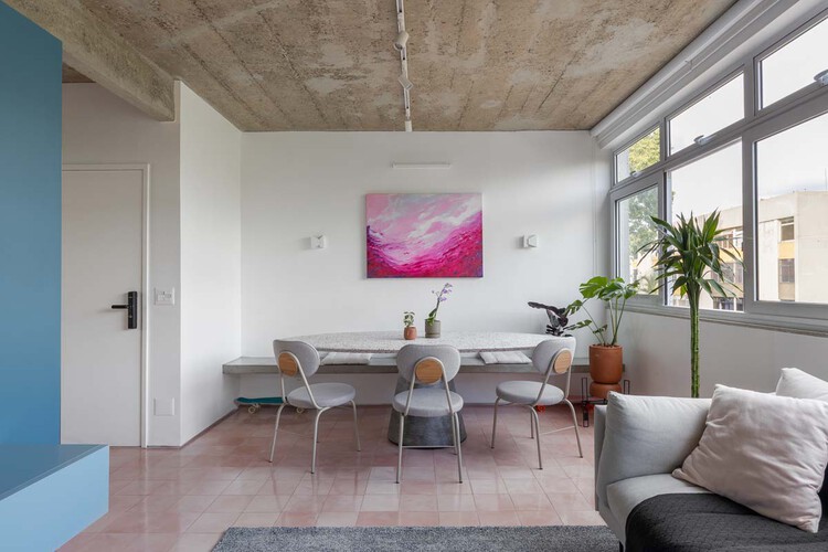 Fit Apartment / CoDA — Фотография интерьера, гостиная, стол, окна, стул