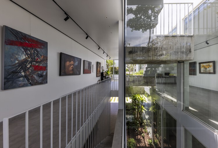 Nala House / Nguyen Khai Architects & Associates — Фотография интерьера, перила, окна