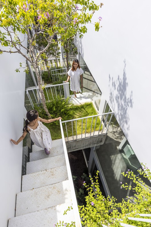 Nala House / Nguyen Khai Architects & Associates — Фотография интерьера, лестницы, перила
