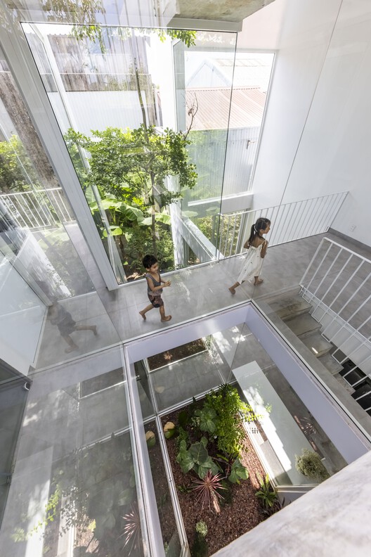 Nala House / Nguyen Khai Architects & Associates — Фотография интерьера, стекло, фасад, окна