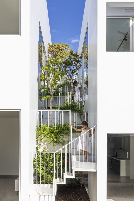 Nala House / Nguyen Khai Architects & Associates — Экстерьерная фотография, фасад, окна, перила