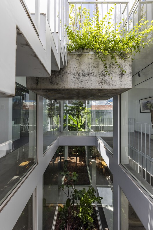 Nala House / Nguyen Khai Architects & Associates — Фотография интерьера, фасада, перил