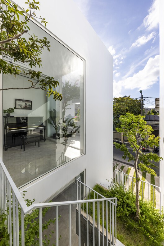 Nala House / Nguyen Khai Architects & Associates - Экстерьерная фотография, стол, стул, фасад