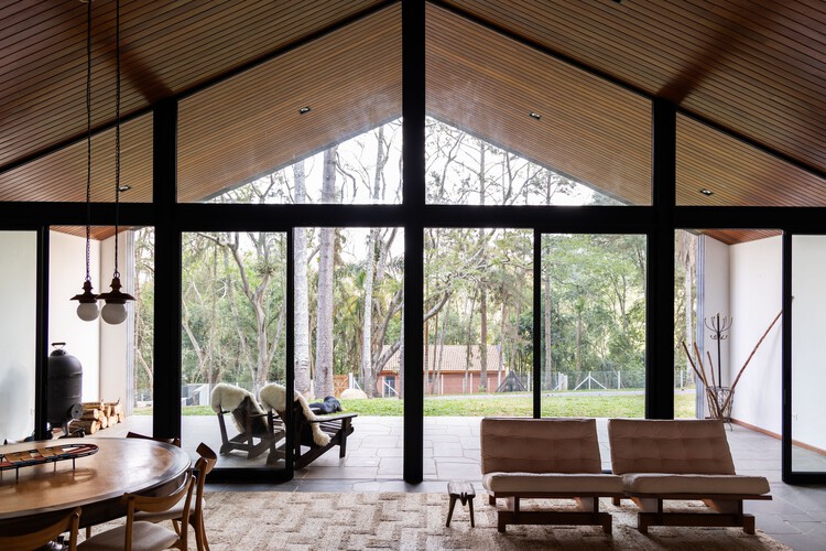 House Lhama – Sítio Toca do Tatu / Luiz Paulo Andrade Arquitetos – Фотография интерьера, гостиная, стол, стул, балка, окна