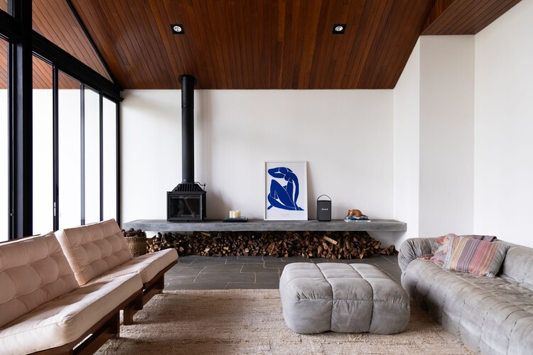 House Lhama – Sítio Toca do Tatu / Luiz Paulo Andrade Arquitetos – Фотография интерьера, гостиная, балка