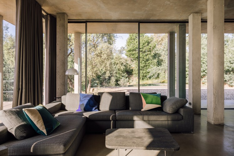 Гипостильный дом / Мигель Марселино - Фотография интерьера, гостиная, окна