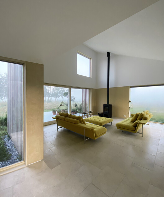 Tidal House / studio to po ma - Фотография интерьера, гостиная, окна