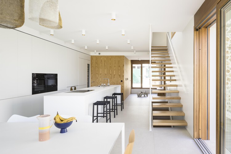 Франсилианский дом / HEMAA - Фотография интерьера, кухня, стол, стул