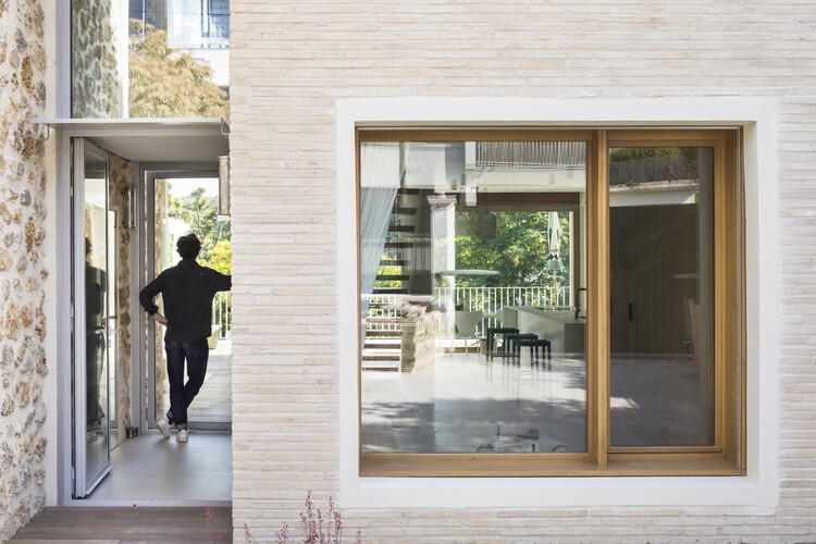 Франсилианский дом / HEMAA - Фотография интерьера, окна, дверь, стул