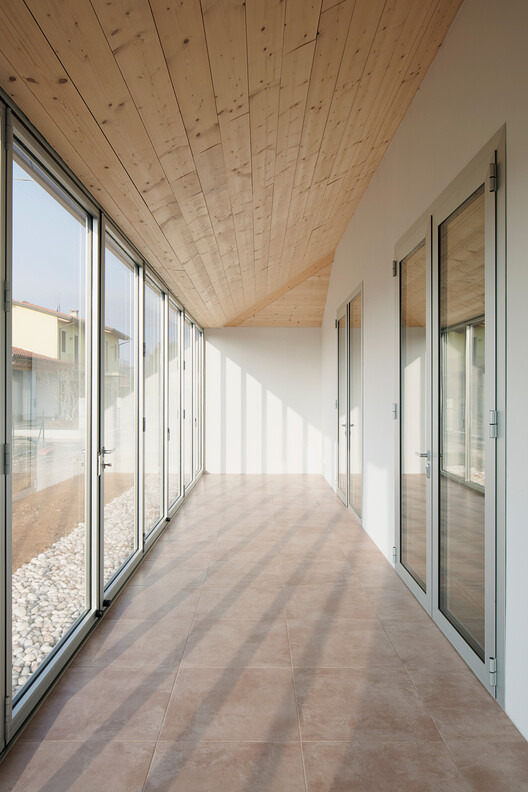 Вилла № 3 из соломы + деревянный дом / Jimmi Pianezzola Architetto - Фотография интерьера