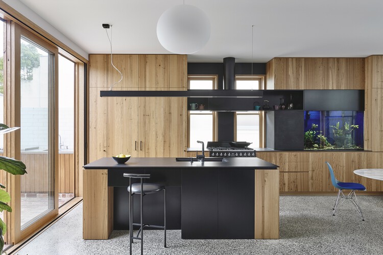Дом Гельвеция / Austin Maynard Architects — Фотография интерьера, кухня, столешница, стол, окна, раковина, стул