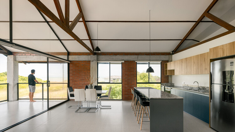 Los Aposentos House / Bernardo Bustamante Arquitectos - Фотография интерьера, кухня, стол, стул, окна, столешница, балка