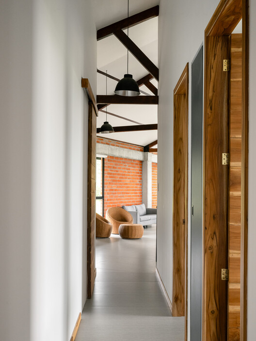 Дом Лос Апосентос / Bernardo Bustamante Arquitectos - Фотография интерьера, дверь, балка