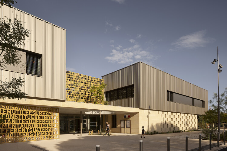 Школа и гимназия Жака Ширака / BPA ARCHITECTURE - Фотография экстерьера, фасад