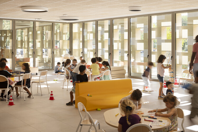 Школа и гимназия Жака Ширака / BPA ARCHITECTURE - Фотография интерьера, стул