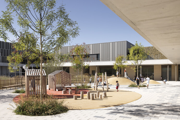 Школа и гимназия Жака Ширака / BPA ARCHITECTURE - Экстерьерная фотография, фасад, двор