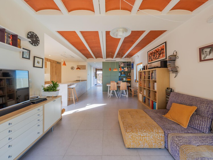 Пассивные и биоклиматические дома на одну семью в Сантьяго-де-ла-Рибера / Ecoproyecta - Фотография интерьера, кухня, столешница, стеллажи, стол, стул