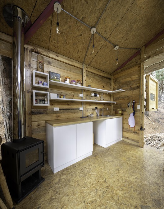 Дом на дереве / FB+ studio - Фотография интерьера, кухня, дерево, балка, окна