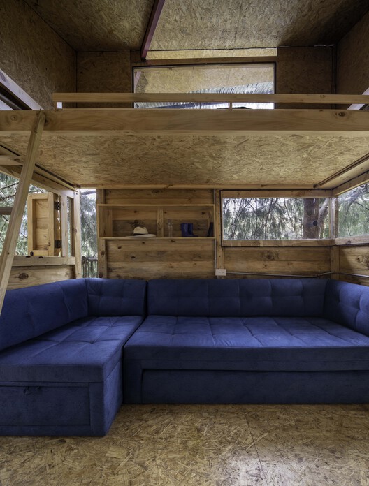 Дом на дереве / FB+ studio - Фотография интерьера, гостиная, диван, балка, окна