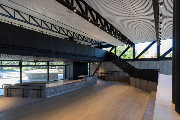 Учебный центр Campus Los Niches / Carreño Sartori Arquitectos - Фотография интерьера, лестницы, балки