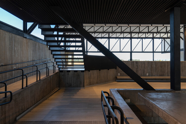 Учебный центр Campus Los Niches / Carreño Sartori Arquitectos - Фотография интерьера, лестницы, балки, перила
