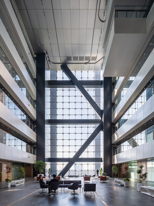 Essence Financial Securities / Rocco Design Architects Associates — Фотография интерьера, лестницы, окна