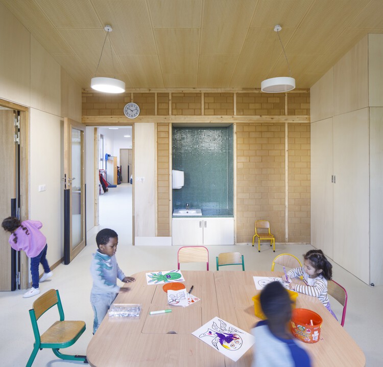 Школа Жана Масе / SOL архитектура и урбанизм - Фотография интерьера, стол, стул