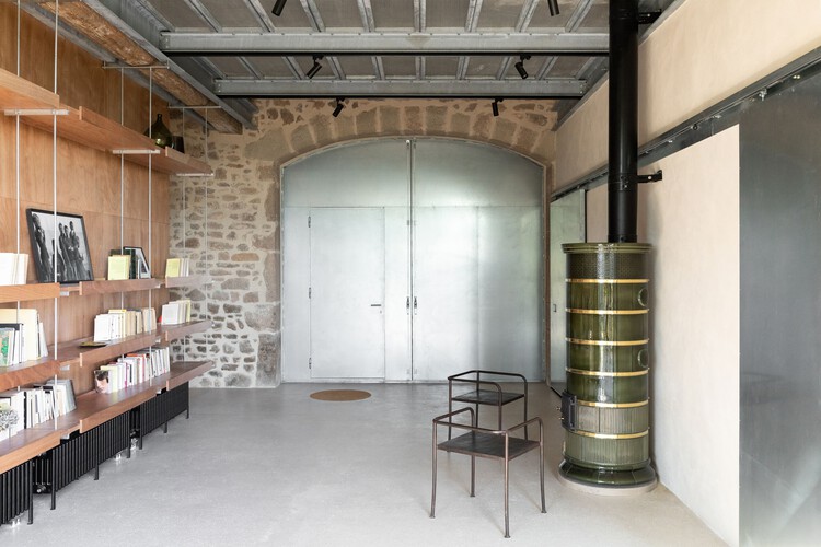Maison Saint Leger / minuit Architects - Фотография интерьера, стеллажи, двери, окна, балка
