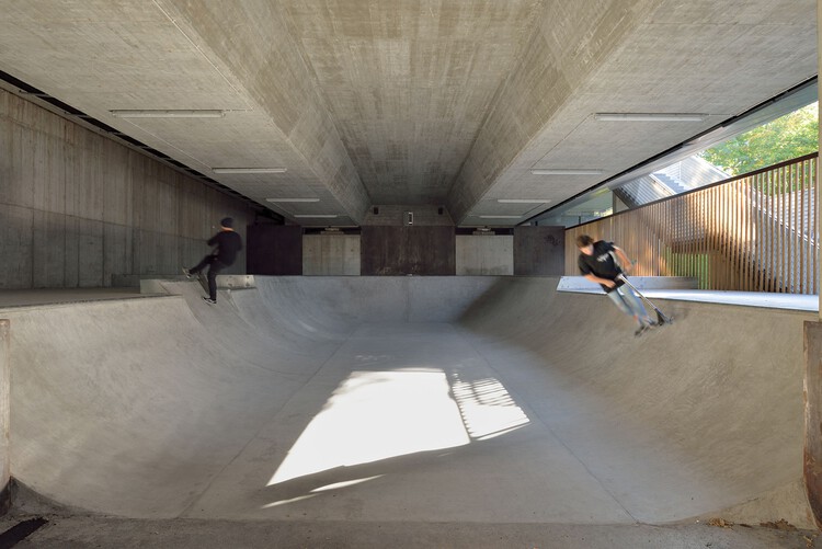 Скейтпарк под мостом Фабиани / Scapelab — фотография интерьера, бетон, перила