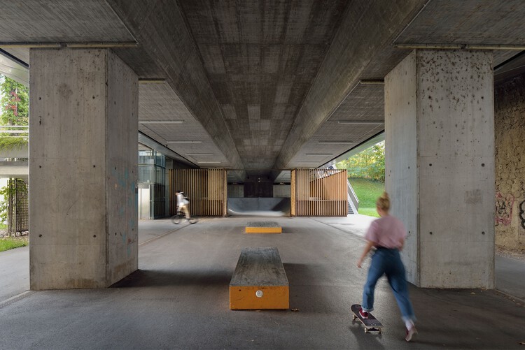 Скейтпарк под мостом Фабиани / Scapelab - Фотография интерьера, балка