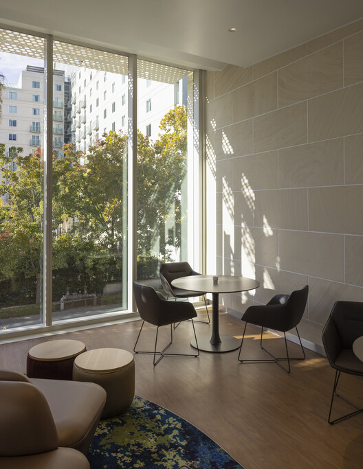 Центр исполнительских искусств SAFE Credit Union / DLR Group - Фотография интерьера, гостиная, стол, стул, окна