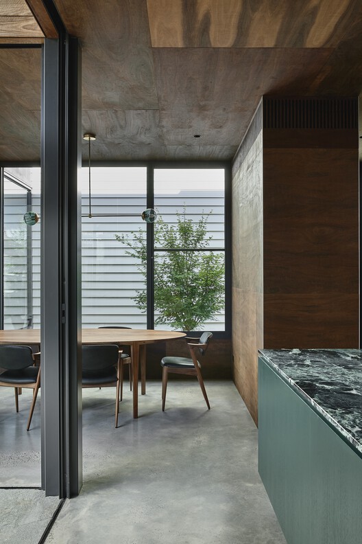 Malvern House / Lande Architects — фотография интерьера, стол, окна, стул, балка