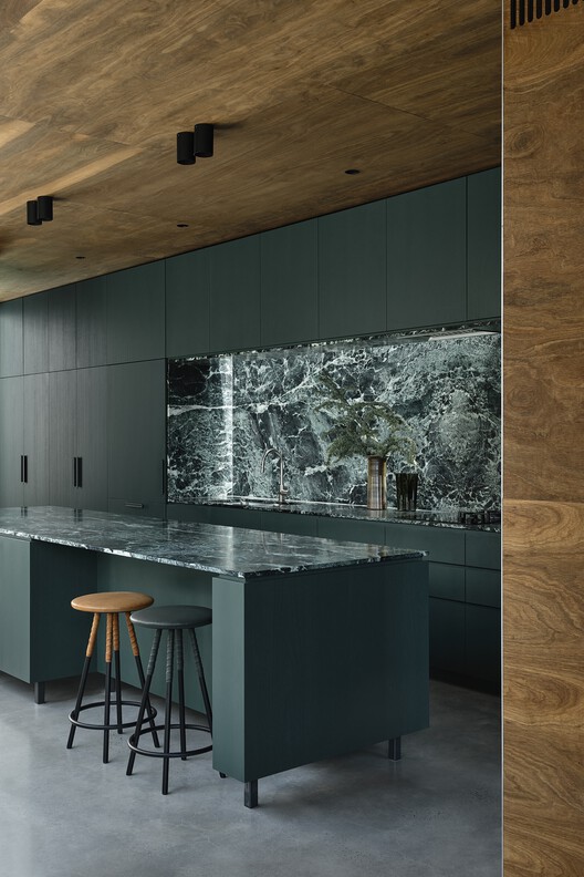Malvern House / Lande Architects — Фотография интерьера, кухня, стол, столешница, стул, балка