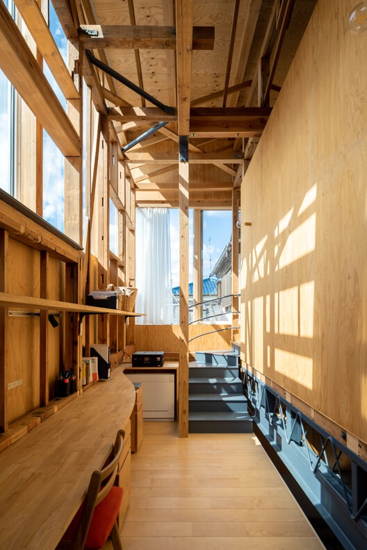 Дом отца и сына / Unemori Architects - Фотография интерьера, балка, окна