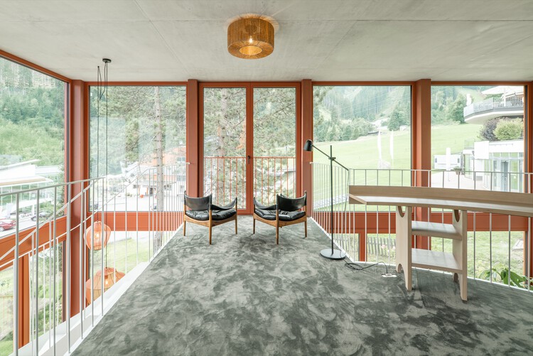 House Schmitten / Steiner Architecture - Фотография интерьера, дверь, стул, окна, палуба