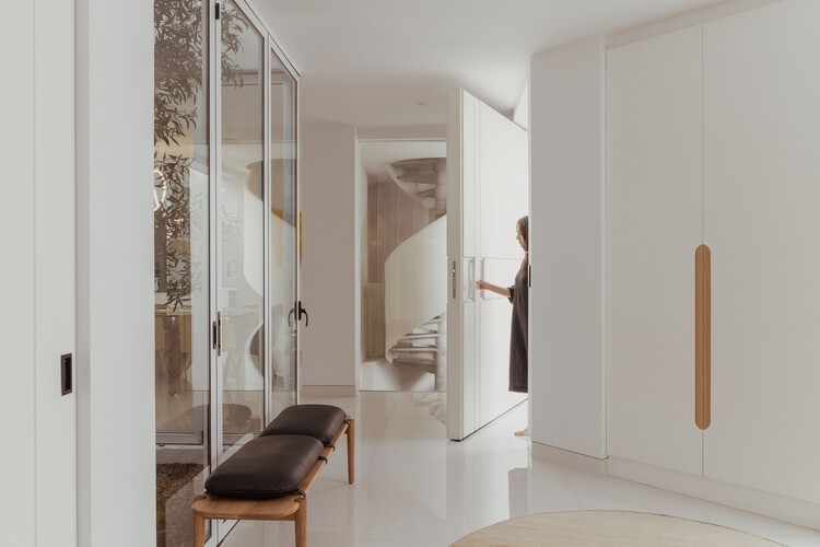 Sexta House / All Arquitectura - Фотография интерьера, дверь, кровать, спальня