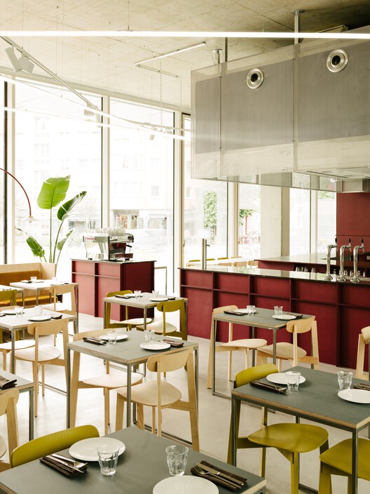 Ресторан REMI / Ester Bruzkus Architekten - Фотография интерьера, столовая, стол, окна, стул, стеллажи