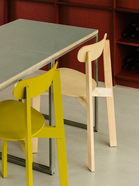 Ресторан REMI / Ester Bruzkus Architekten - Фотография интерьера, стол, стул