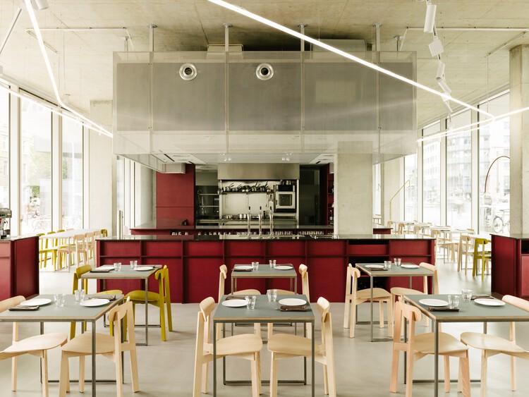 Ресторан REMI / Ester Bruzkus Architekten - Фотография интерьера, стол, стул, кухня, окна, столешница, балка