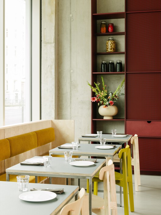 Ресторан REMI / Ester Bruzkus Architekten - Фотография интерьера, стол, окна, стеллажи, стул