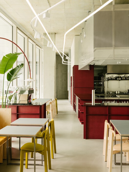 Ресторан REMI / Ester Bruzkus Architekten - Фотография интерьера, кухня, стол, стул, столешница