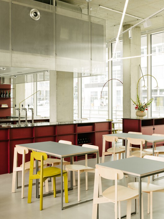 Ресторан REMI / Ester Bruzkus Architekten - Фотография интерьера, кухня, стол, окна, стул