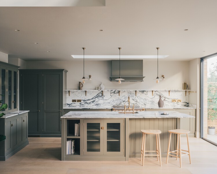 Кирпичный дом / Melissa White Architects — фотография интерьера, кухня, столешница, раковина, балка