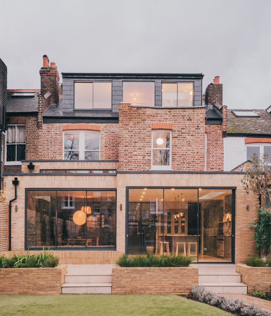 Кирпичный дом / Melissa White Architects — фотография экстерьера, окна, кирпич, дверь, фасад