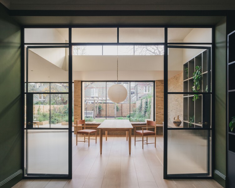 Кирпичный дом / Melissa White Architects — фотография интерьера, стол, окна, дверь, стул