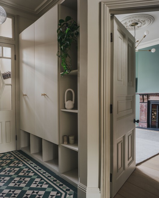 Кирпичный дом / Melissa White Architects - Фотография интерьера, дверь