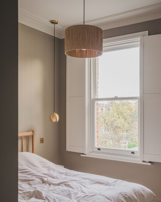 Кирпичный дом / Melissa White Architects — фотография интерьера, спальня, окна, дерево, освещение, кровать