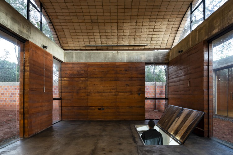 Tatakua House / Rcubo - Фотография интерьера, окна, балка