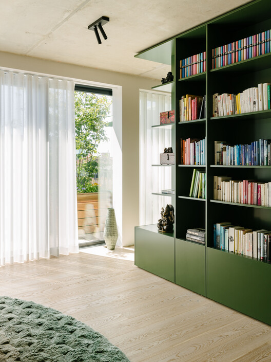 The Green Box / Ester Bruzkus Architekten - Фотография интерьера, шкаф, стеллажи, окна